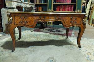 TAV215 - Tavolo scrittoio anni '40, con decorazioni in bronzo, misure cm L 158 x H 80 x P 82